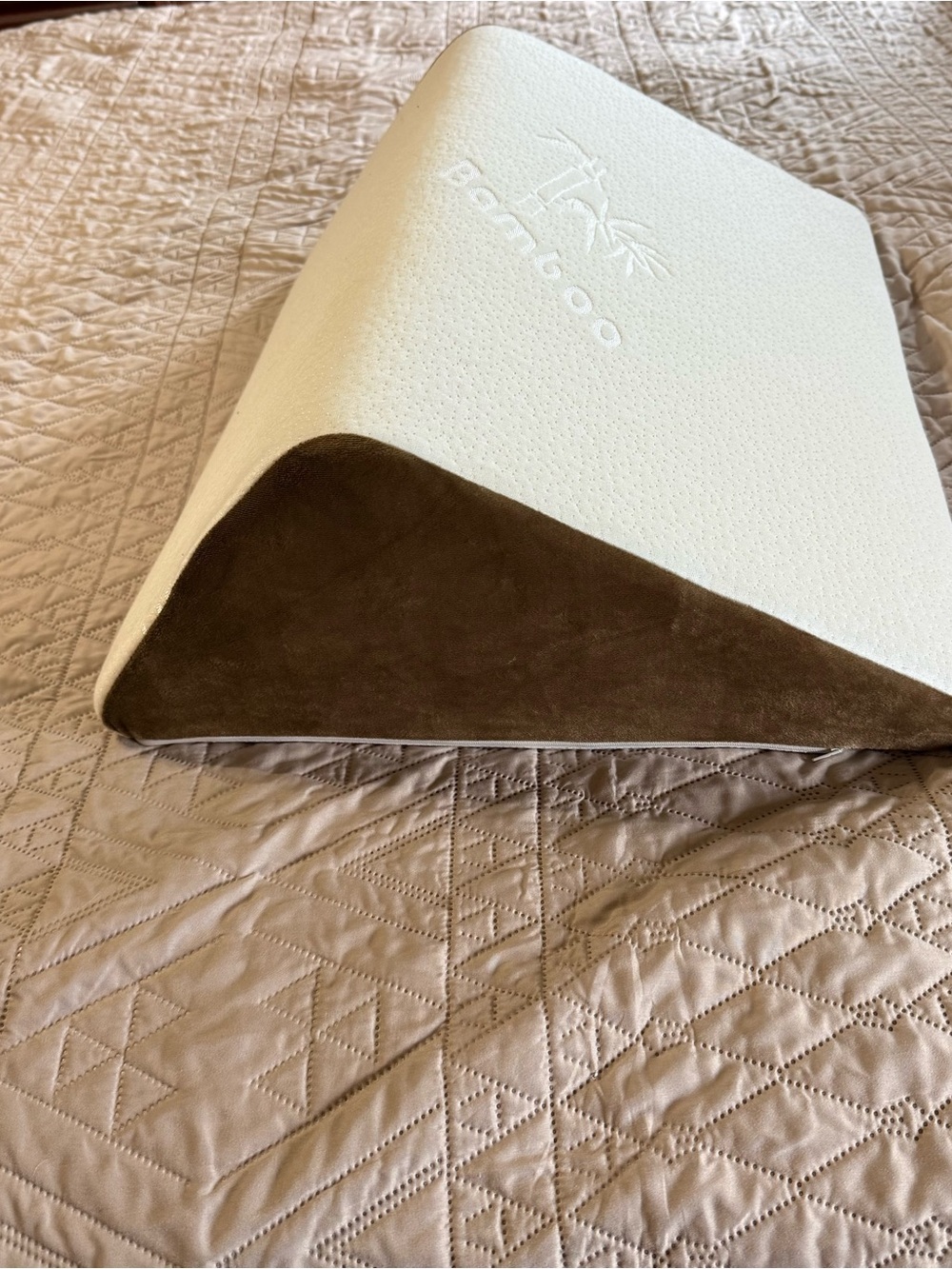BAMBOO Contour Memory Foam Pillow - White and Brown